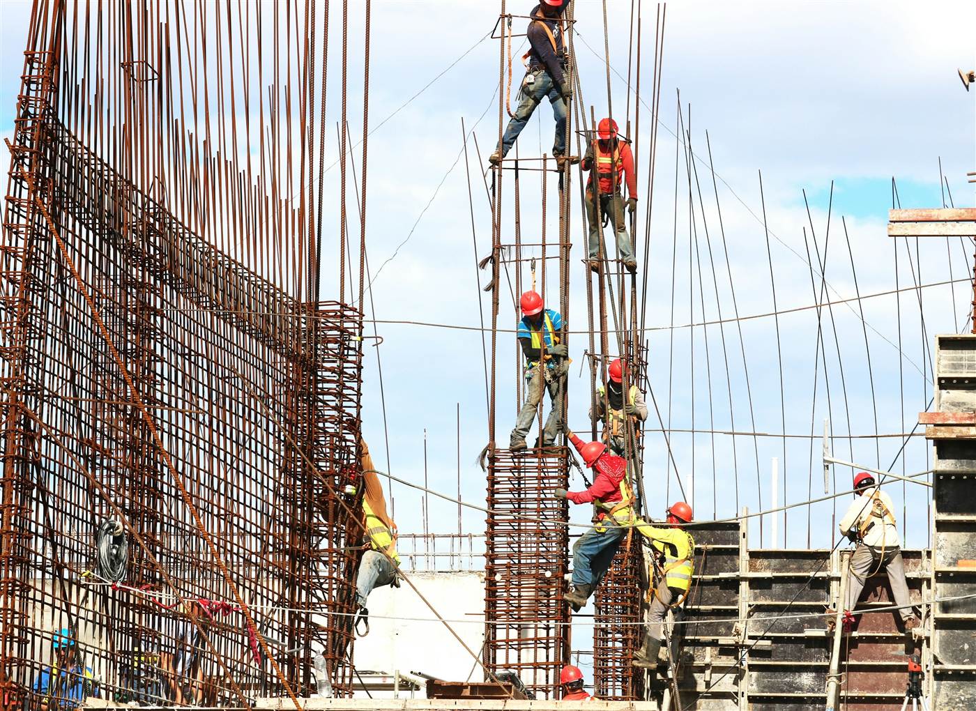Bauarbeiter beim Bewehren auf einer Großbaustelle – Personalbereitstellung von Eurowork