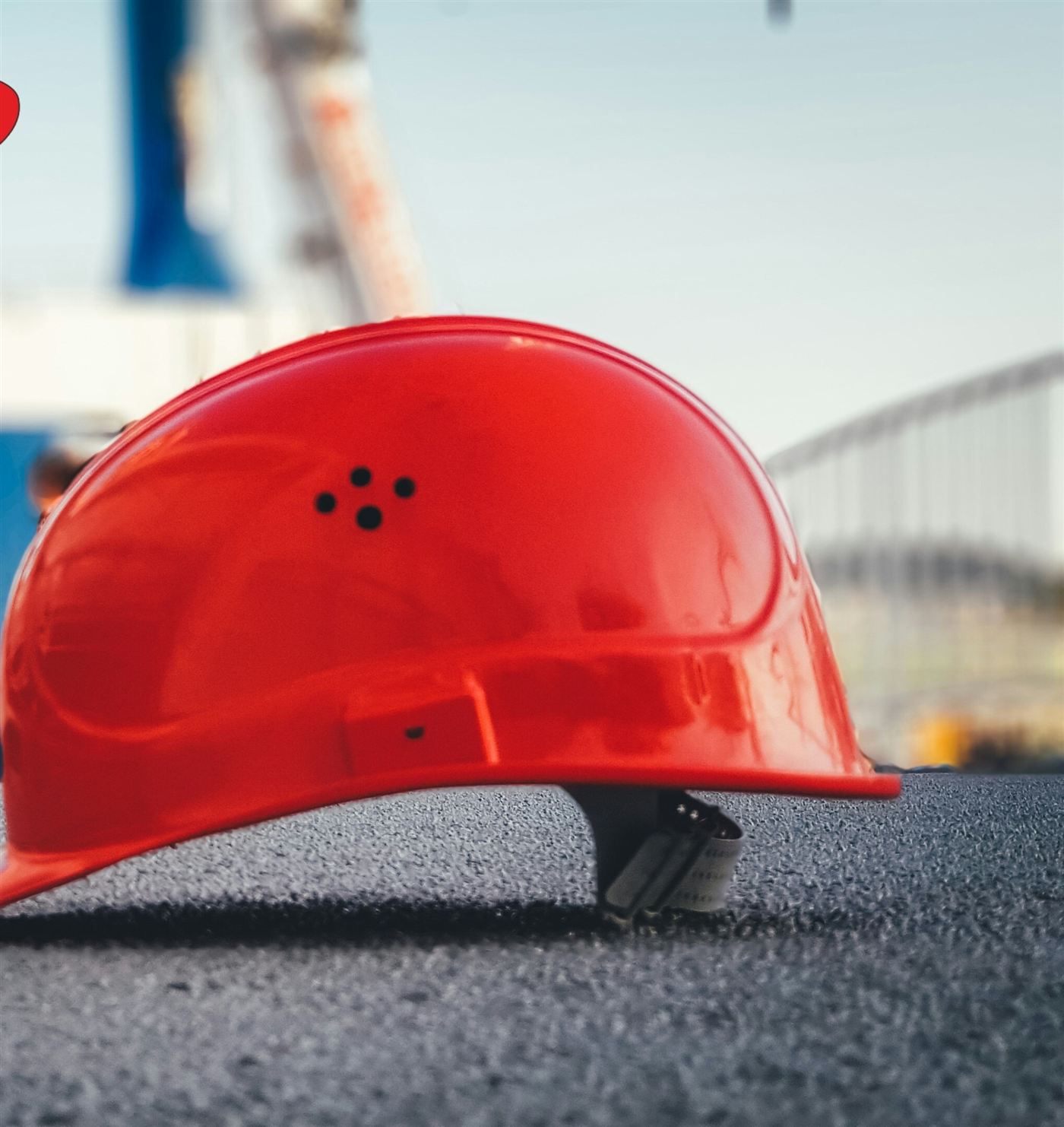 Roter Schutzhelm auf einer Baustelle – Baupersonal von Eurowork